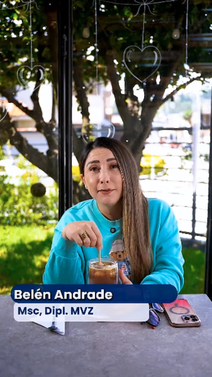 La Dra. Belén Andrade sentada a una mesa, hablando a cámara