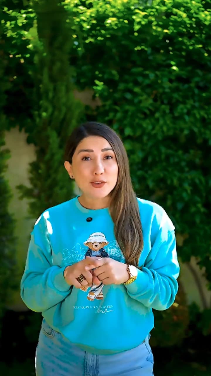 La Dra. Belén Andrade al aire libre, dando un consejo a cámara