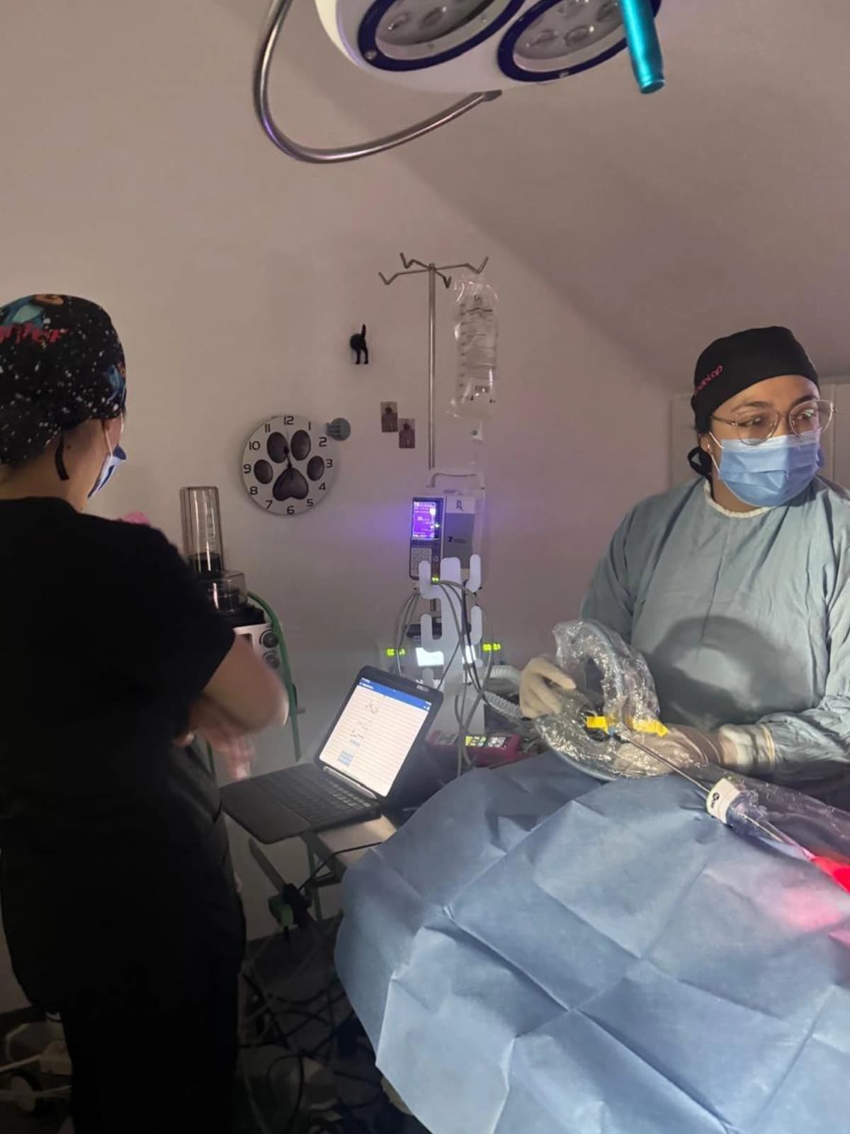Quirófano con monitorización y bomba de infusión durante un procedimiento